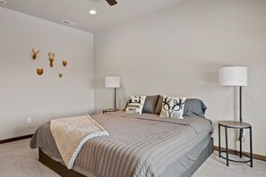 Tabla de planchar con plancha, wifi gratis y ropa de cama 