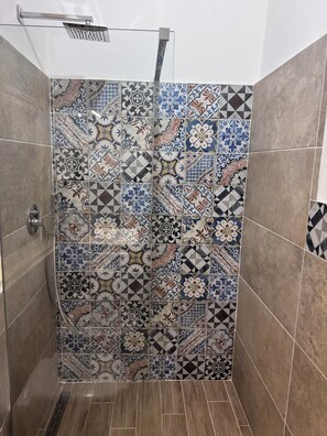 Een douche, een haardroger, een bidet, handdoeken