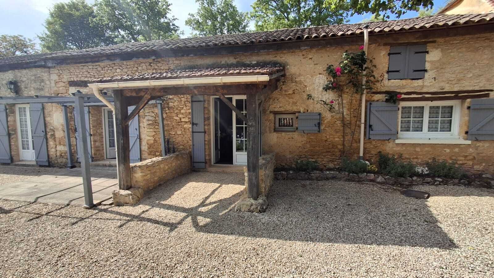 Casa, se aceptan mascotas, vista a la alberca | Vista al patio