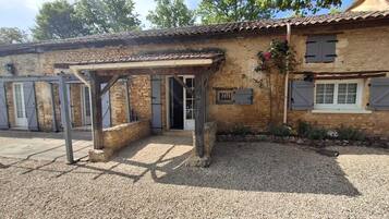 Casa, se aceptan mascotas, vista a la alberca | Vista al patio