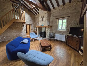 House, Pets Allowed, Pool View | Living area | 127-cm Smart TV with digital channels - Les Gîtes du Pech (Sainte-Foy-de-Longas)