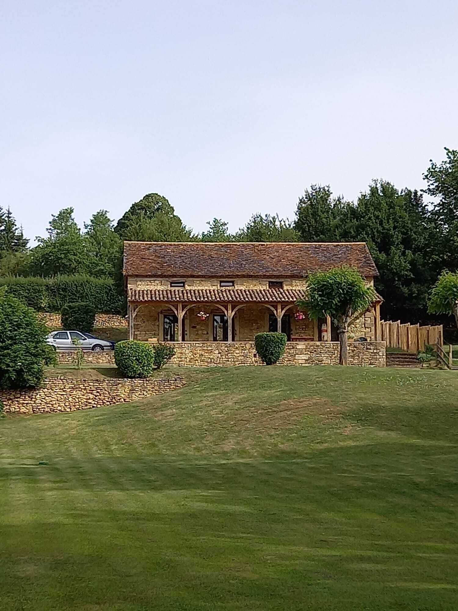Vista frontal de la propiedad