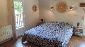 3 عدّة غرف نوم وأغطية فراش متميزة وبديكورات فريدة لكل غرفة