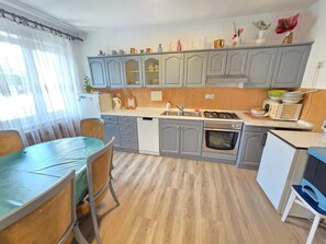 Kylskåp, mikrovågsugn och diskmaskin