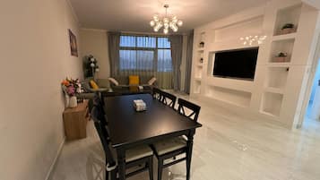 Departamento, balcón, vista al jardín | Área de sala de estar