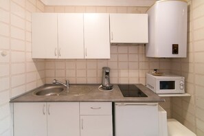 Fridge, microwave, oven, coffee/tea maker