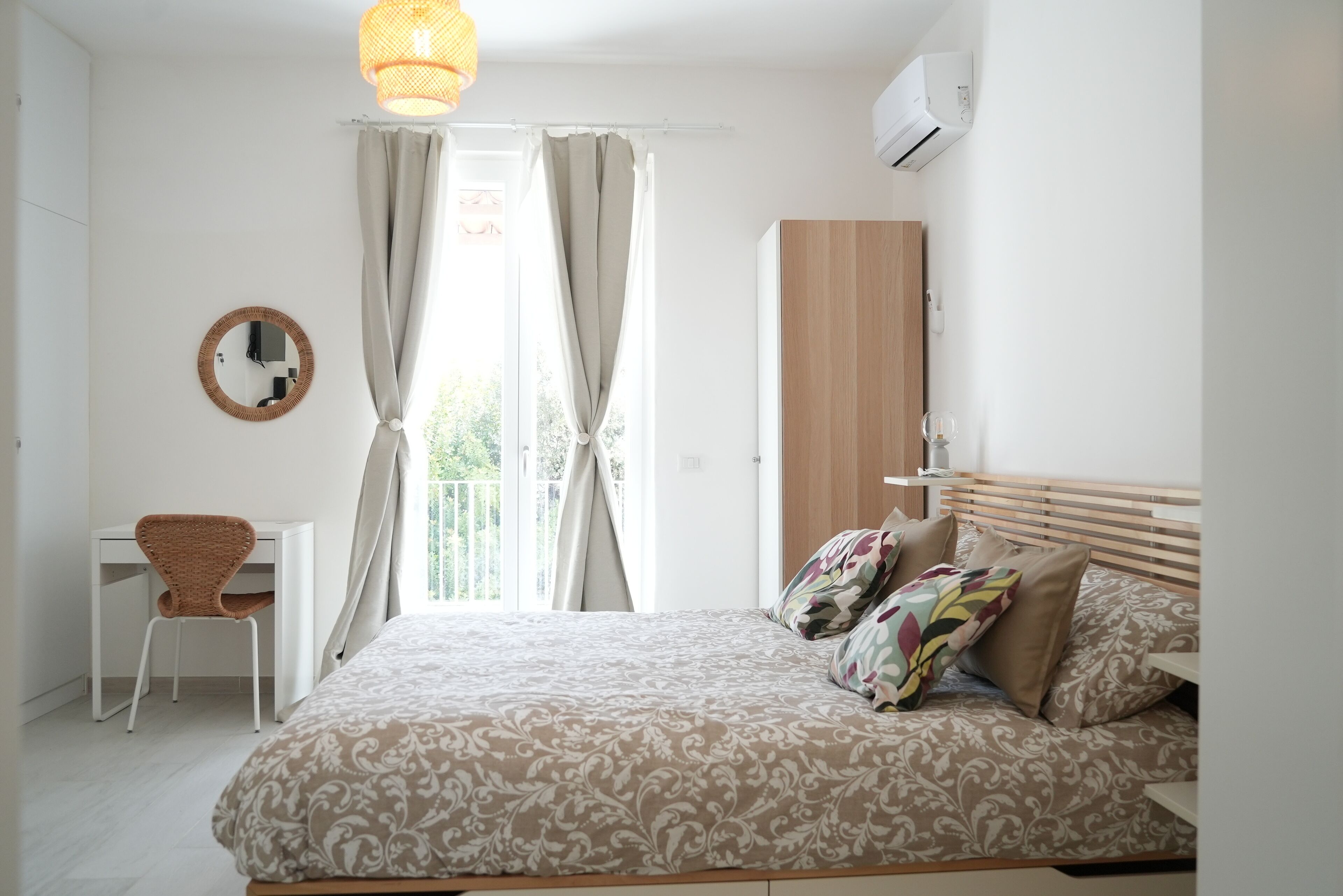 Une chambre à coucher avec un lit, un bureau, une chaise et une armoire.