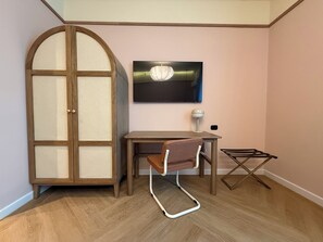 Habitación superior | 1 habitación, caja de seguridad en la habitación y escritorio
