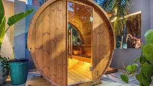 A wooden sauna with a curved door and a bench inside. - Veca Flats Centenario  (Cali)
