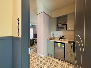 Deluxe Room with Balcony | Cocina privada | Microondas, parrilla de estufa y cafetera y tetera
