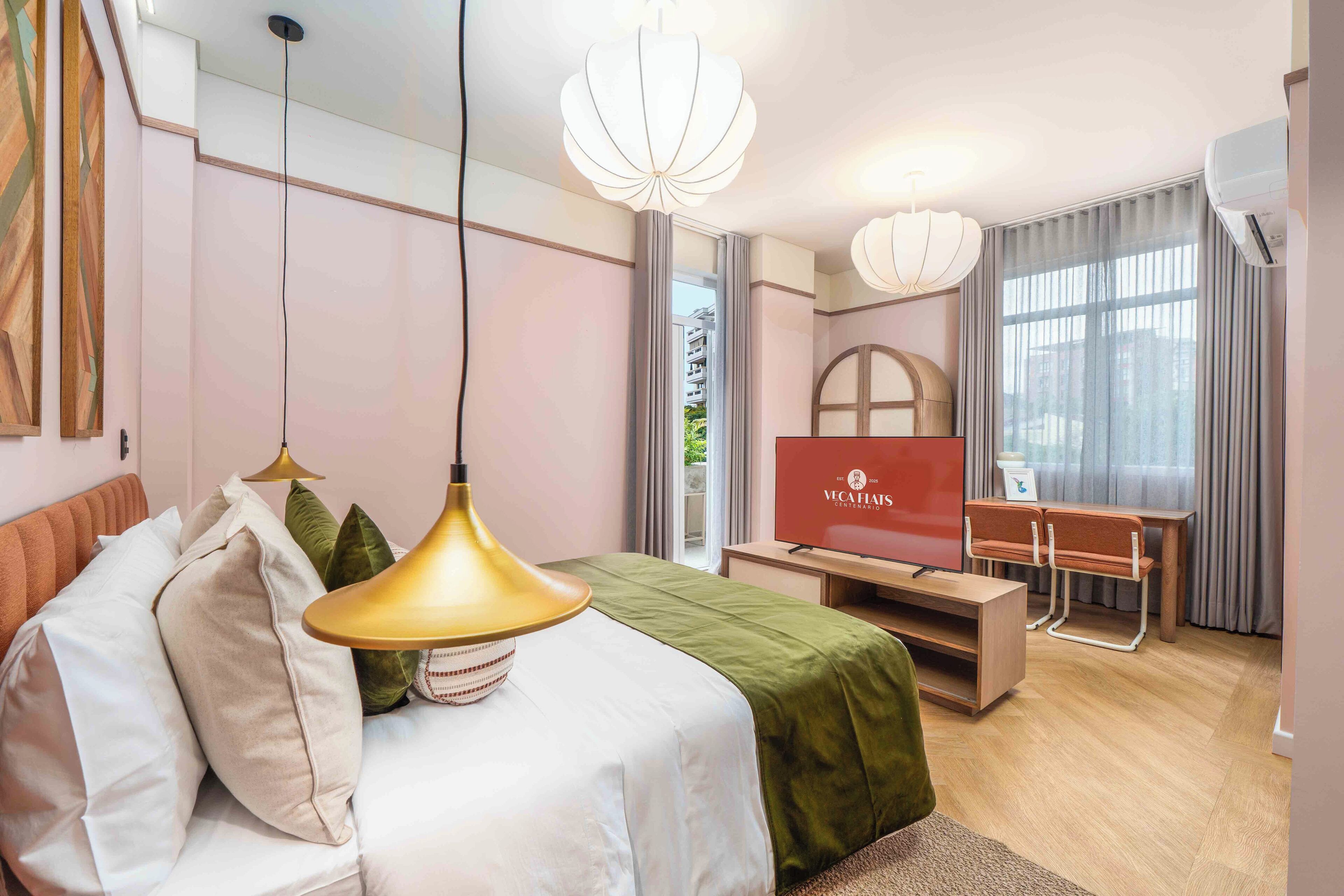 Minibar, coffres-forts dans les chambres, bureau