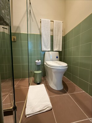 Habitación superior | Baño | Toallas, jabón, shampoo, papel de baño