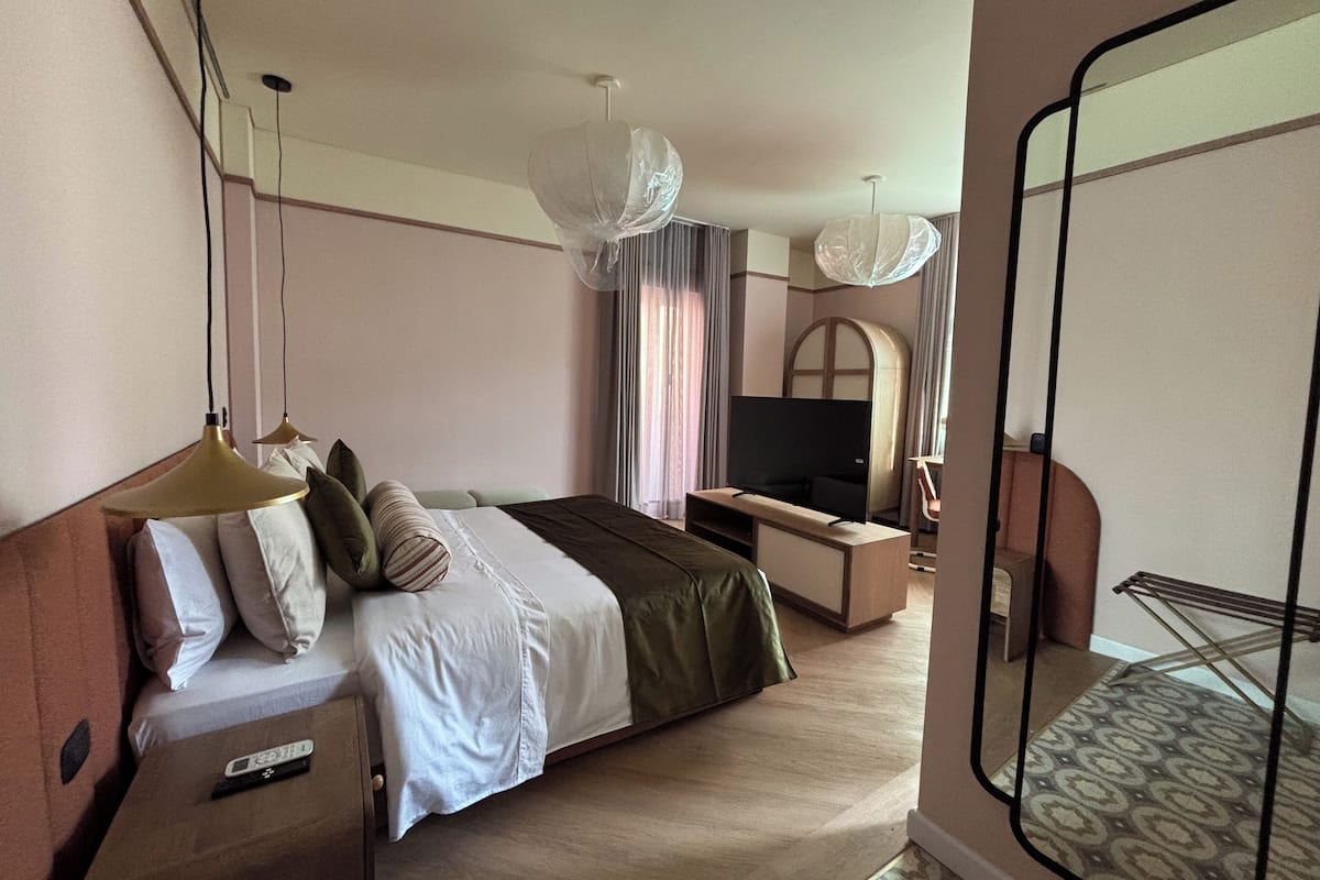 Superior Room, Balcony | 1 bedroom, in-room safe, desk, laptop workspace