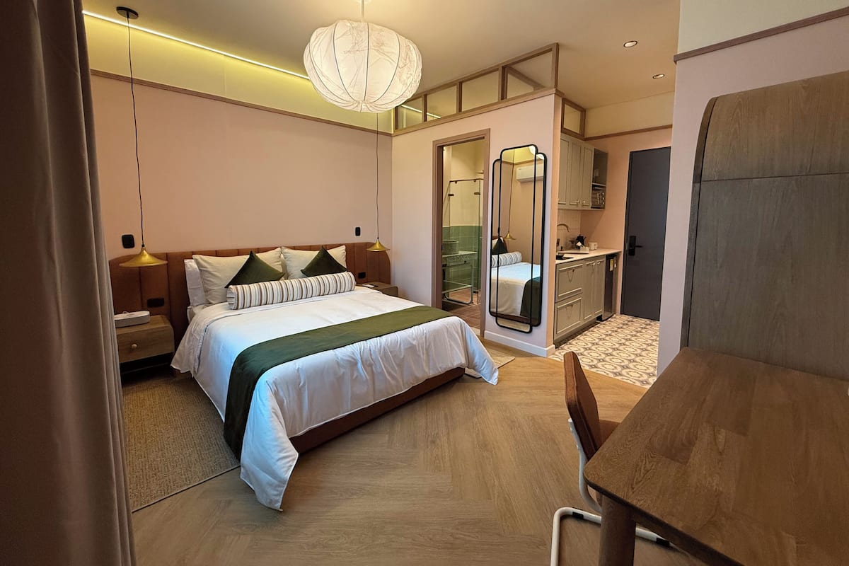 Superior Double Room | 1 bedroom, in-room safe, desk, laptop workspace