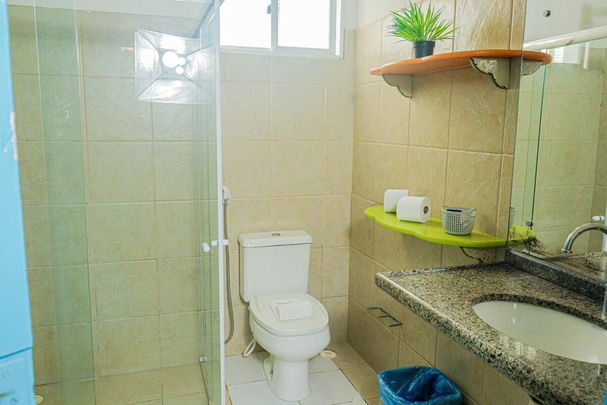 Regadera, toallas, jabón, shampoo
