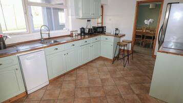 Dishwasher, cookware/dishes/utensils