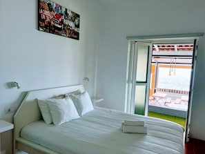 18 室のベッドルーム、WiFi、ベッドシーツ
