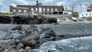 Un bâtiment situé sur la côte, avec un rivage rocheux et des bateaux.