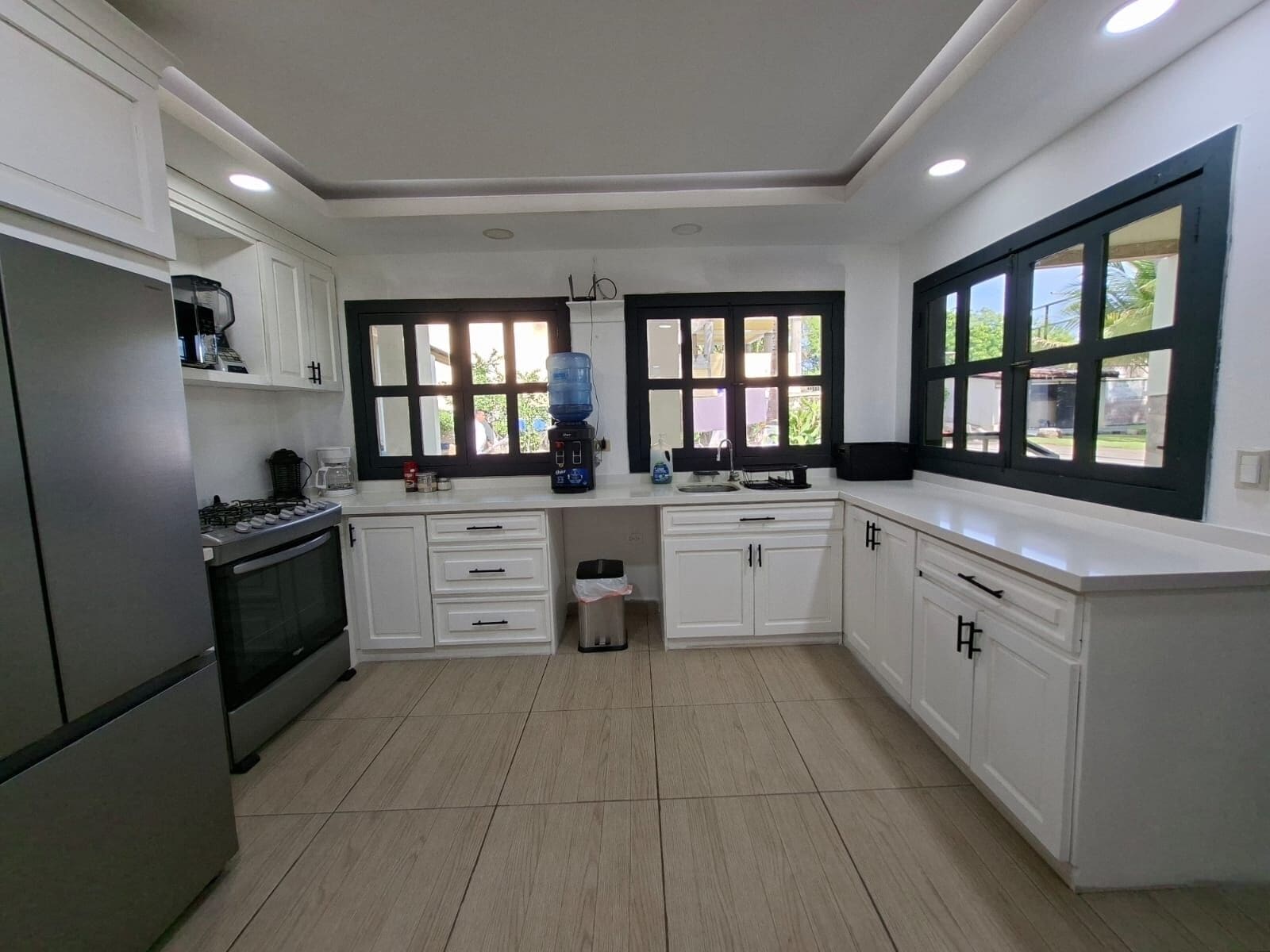 Een koelkast, een magnetron, een oven, een kookplaat