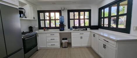 Frigorífico, microondas, horno y placa de cocina