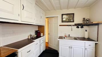 Kühlschrank, Mikrowelle, Wasserkocher mit Kaffee-/Teezubehör
