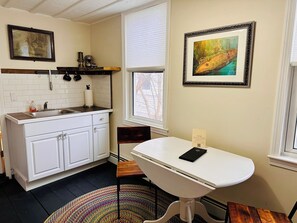 Réfrigérateur, micro-ondes, cafetière/bouilloire