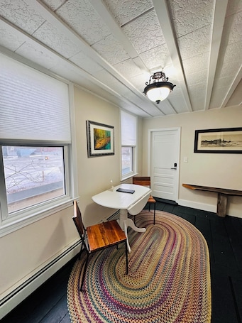Interior. Walkable near downtown 1 Bedroom