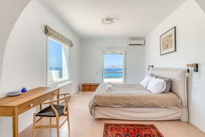 6 bedrooms, iron/ironing board, WiFi, bed sheets