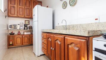 Casa, 4 quartos, piscina particular | Cozinha privada | Geladeira, micro-ondas, fogão, cooktop