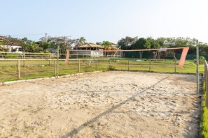 Casa, 4 habitaciones, alberca privada | Cancha deportiva