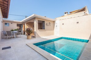 Talo, 4 makuuhuonetta, yksityinen uima-allas | Uima-allas | Sisäuima-allas