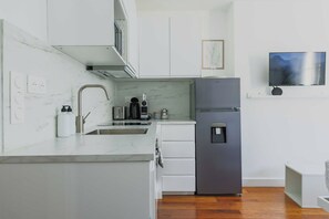 Apartment | Eigene Küche | Wasserkocher mit Kaffee-/Teezubehör, Kühlschrank, Mikrowelle, Ofen