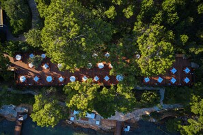 3 restoran; kahvaltı, öğle yemeği ve akşam yemeği sunulur