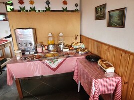 Café da manhã com buffet grátis todos os dias