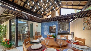 Comedor con mesa de madera dispuesta para seis personas, rodeada de sillas.