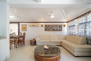 บ้านดีลักซ์, 4 ห้องนอน, เครื่องปรับอากาศ | บริเวณนั่งเล่น