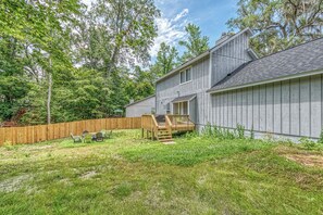 Terrace/patio - Family Getaway Sleeps 12! Fenced in backyard (Tallahassee)