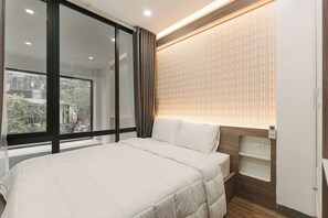 Desk, laptop workspace, free WiFi, bed sheets - Royal Lotus Apartment and Hotel Ha Noi (Hanoi)