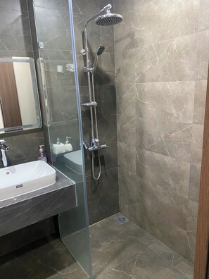 Haartrockner, Handtücher, Seife, Shampoo