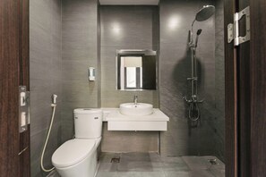 Hair dryer, towels, soap, shampoo - Royal Lotus Apartment and Hotel Ha Noi (Hanoi)