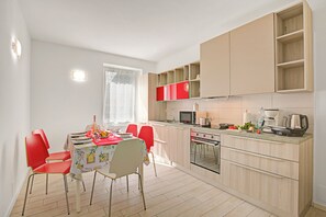 Standard Apartment, Multiple Bedrooms (Appartamento Dei Tigli) | Private kitchen | Fridge, microwave, oven, stovetop - Appartamento Dei Tigli (Riva del Garda)