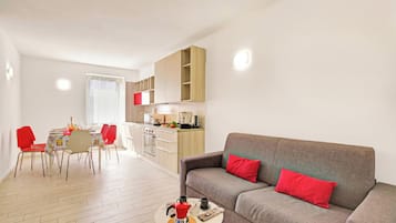 Un apartamento moderno con comedor, cocina y sala de estar.
