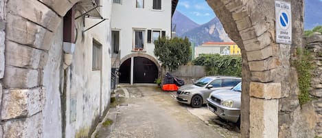 Standard-Apartment, Mehrere Schlafzimmer (Appartamento Dei Tigli) | Unterkunftsgelände