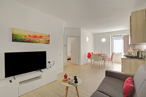 Leilighet – standard, flere soverom (Appartamento Dei Tigli) | Oppholdsområde | En 21-tommers Flatskjerm-TV med kabel-kanaler