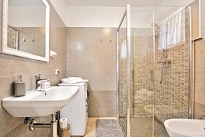 Apartamento estándar, varias habitaciones (Appartamento Dei Tigli) | Baño | Ducha, secador de pelo, bidé y toallas