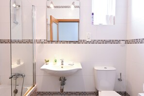 Combined shower/bathtub, towels, soap, shampoo - Exiles Bay - Camenzuli Apt 5 (Sliema)