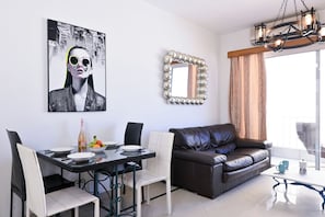Apartamento família, vários quartos (Exiles Bay - Camenzuli Apt 7) | Área de estar | TV de tela plana 21 polegadas com canais digitais