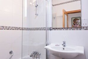 Family Apartment, Multiple Bedrooms (Exiles Bay - Camenzuli Apt 7) | Bathroom | Combined shower/bathtub, towels, soap, shampoo - Camenzuli Apartments (Sliema)