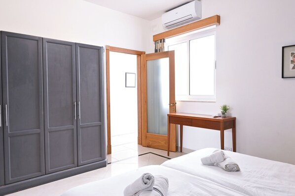 2 bedrooms, iron/ironing board, free WiFi, bed sheets