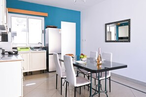 Dining - Exiles Bay - Camenzuli Apt 5 (Sliema)